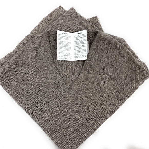 Luxurious Pashmina poncho - Picture 2 of 8